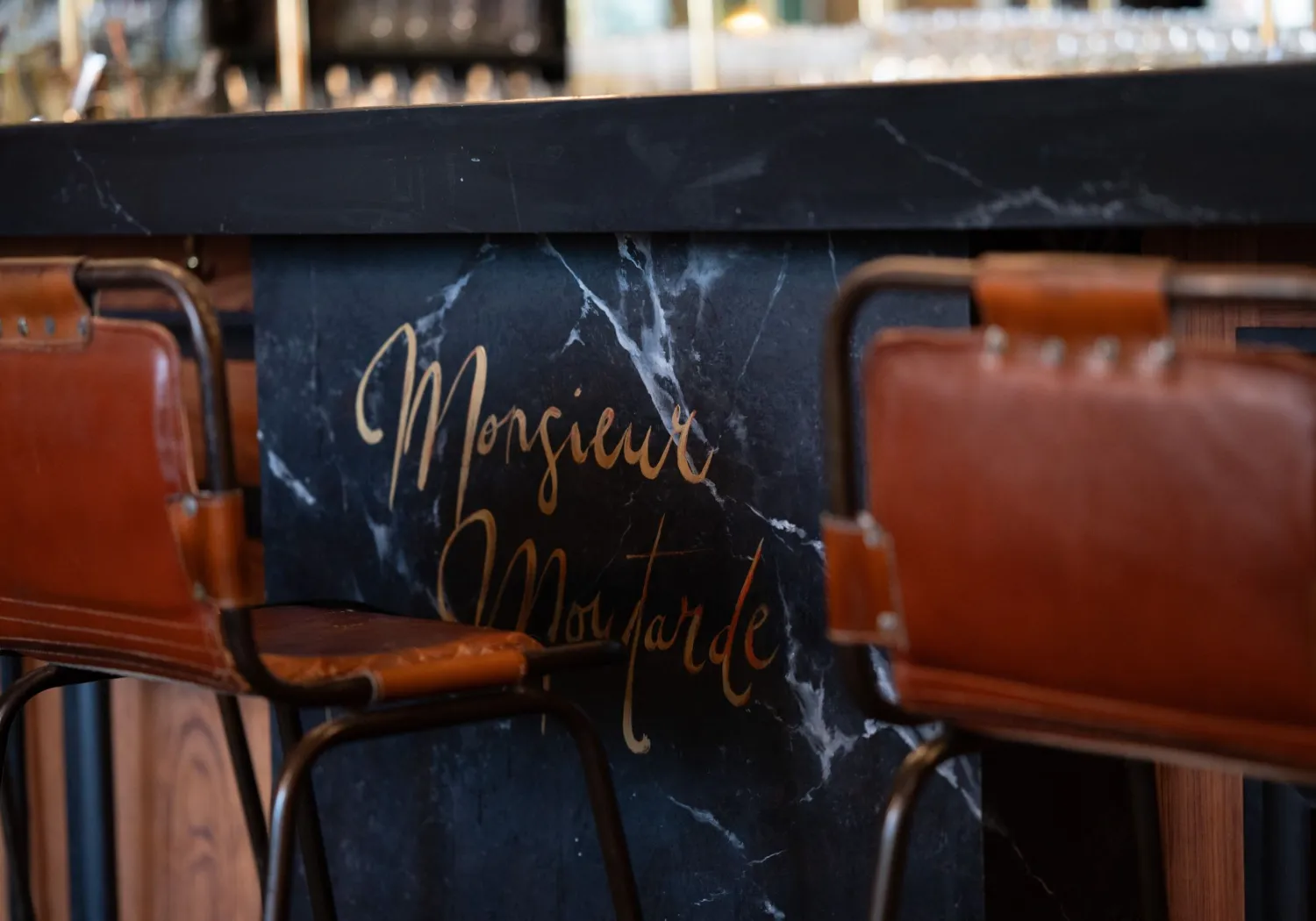 monsieur-moutarde-dijon-meuble-ecriture-or